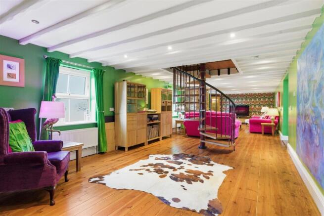 5 bed Detached for sale Image 7