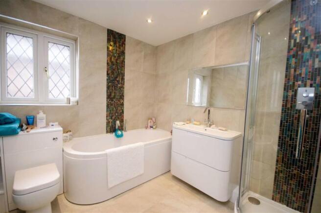 EN-SUITE BATHROOM