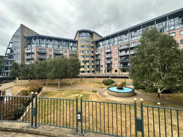 2 bed Flat for sale Image 4