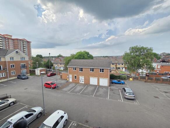 2 bed Apartment to rent Image 4