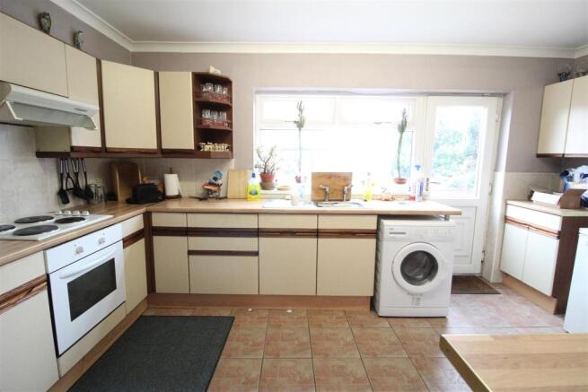FITTED KITCHEN
