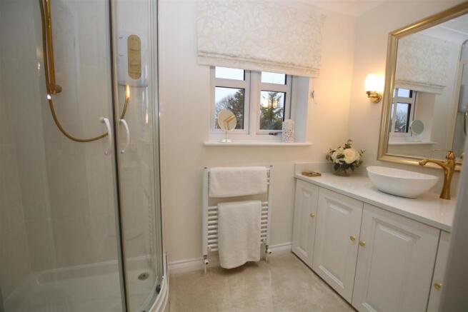 EN SUITE SHOWER ROOM