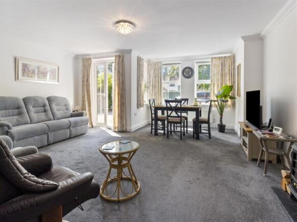 2 seacroft appartments-001.JPG