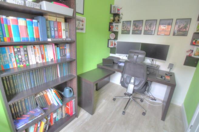 Bedroom/ Study