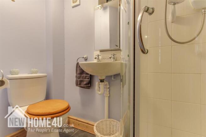 CLOAK / SHOWER ROOM: