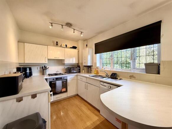 Campbell Close, Yateley photo 4