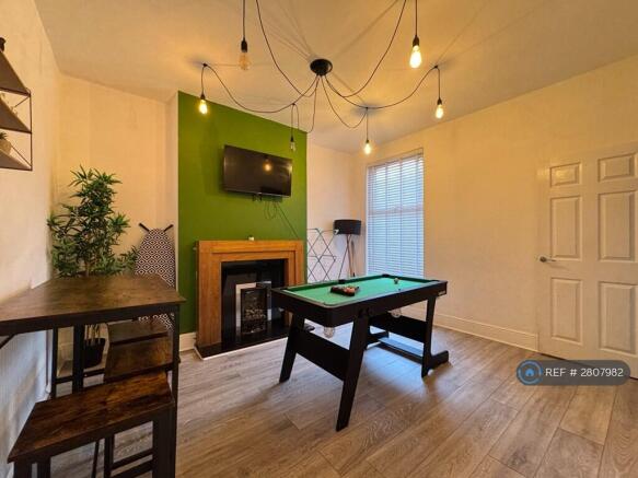 5 bed Semi-Detached to rent Image 4