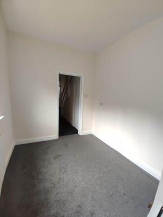4 bed House to rent Image 5