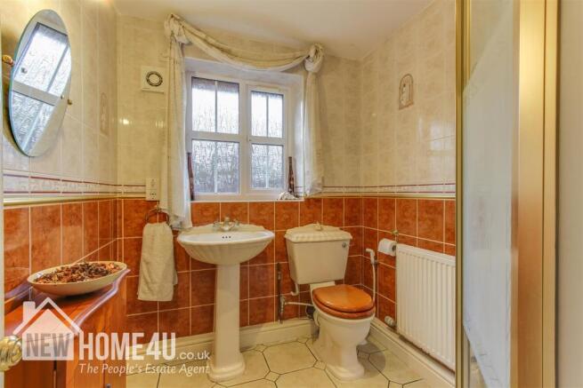 DOWNSTAIRS BATHROOM: