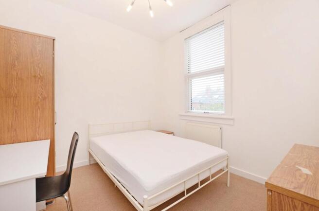 4 bed House to rent Image 9
