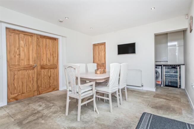 5 bed Detached for sale Image 9