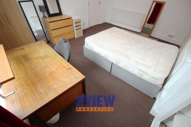 7 bed House to rent Image 6