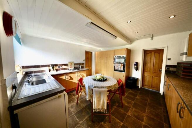 5 bed Detached for sale Image 7