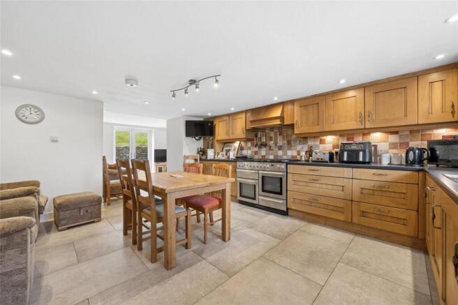 5 bed Detached for sale Image 6