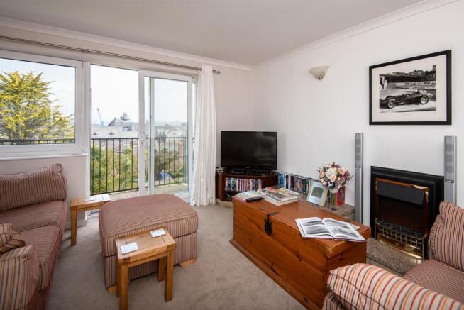 L-SHAPED LIVING/DINING ROOM