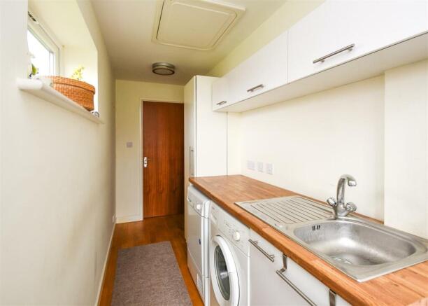 10 Ashley Gardens - Laundry.jpg
