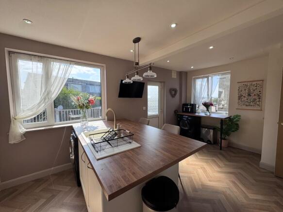 3 bed Semi-Detached for sale Image 4