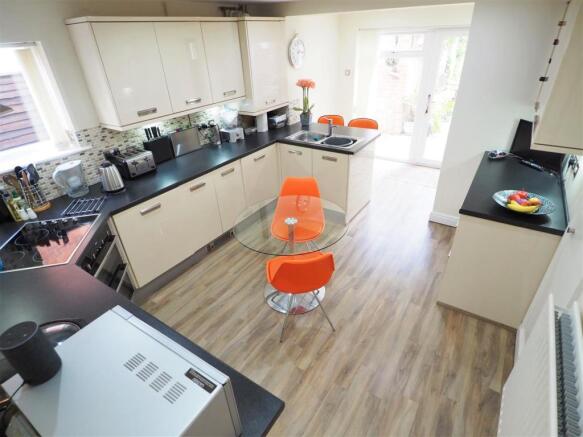 Sizeable Family Kitchen 290