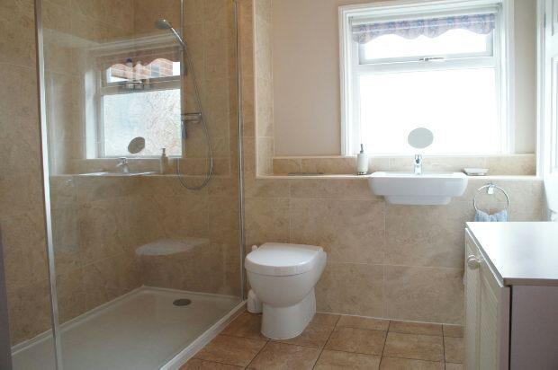 FAMILY SHOWER ROOM