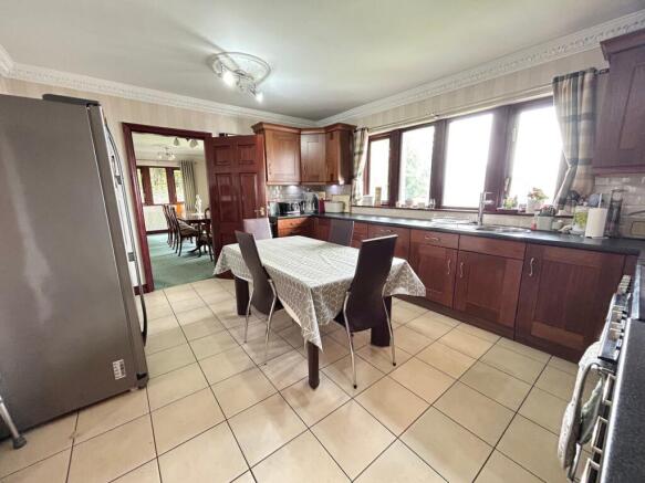 5 bed Detached for sale Image 8