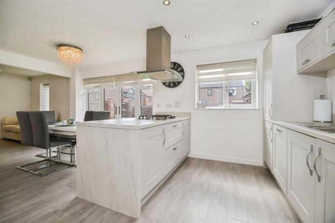 4 bed Detached for sale Image 5