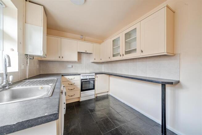 Yew Tree Drive, Whittington. photo 5