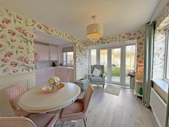 Grassendale Avenue 10 - Dining Area.......jpg