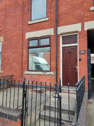 2 bed Terraced to rent Image 2