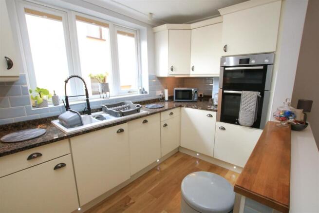 FITTED KITCHEN