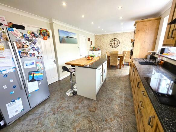 4 bed Detached for sale Image 11