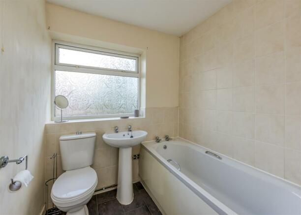 10 Lime Tree Gardens-bath.jpg