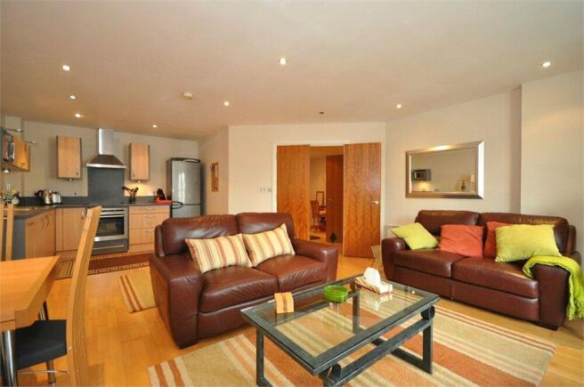 Lounge/Dining Area