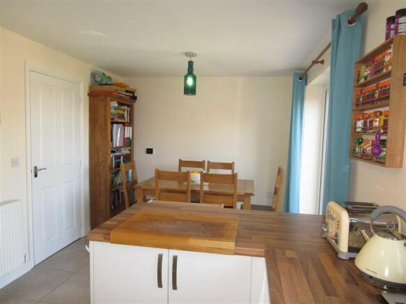 KITCHEN/DINING ROOM