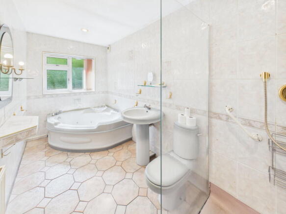 4 bed Detached for sale Image 11