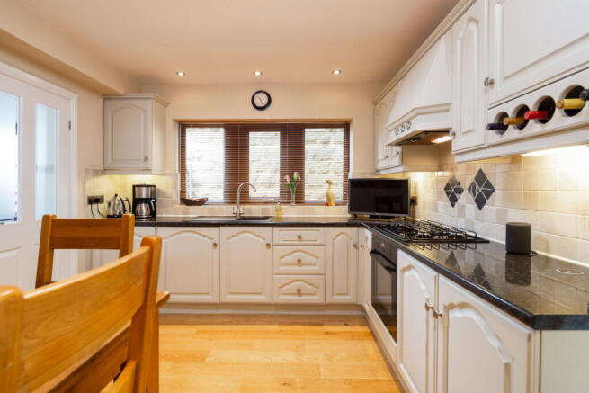 5 bed Detached for sale Image 8