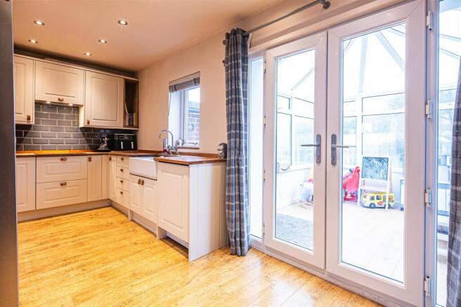 3 bed Semi-Detached for sale Image 6