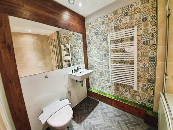 Apartment in Swindon, South Swindon - More