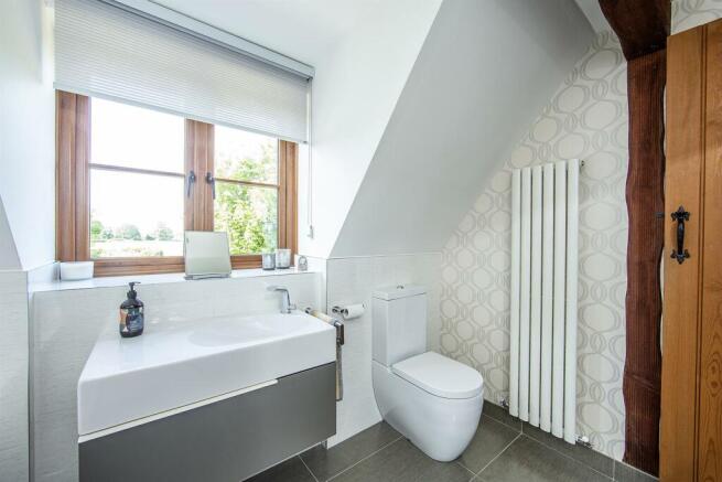 Bathroom 02.jpg