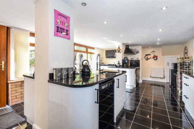 KITCHEN/BREAKFAST ROOM
