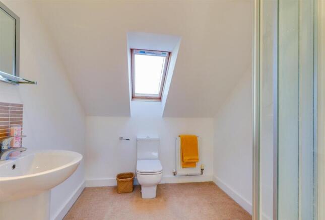 4 bed Town House to rent Image 8