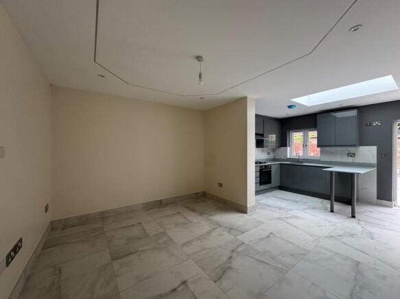 3 Carlyon Close, ...