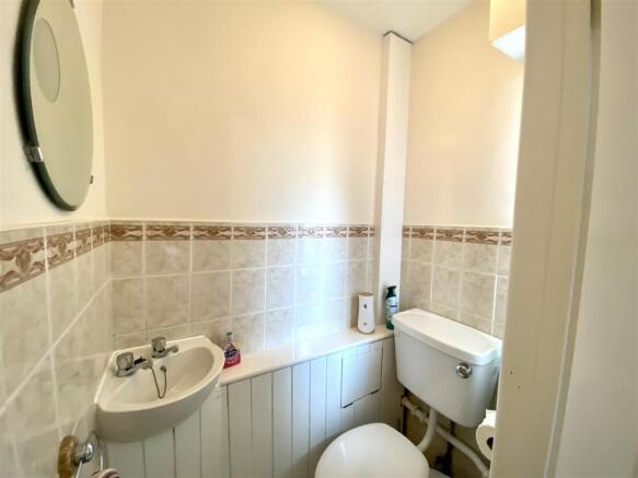 DOWNASTAIRS WC