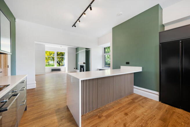 5 bed Detached to rent Image 8