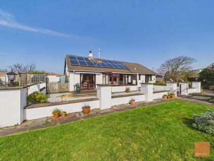 Mount Hawke, Substantial detached bungalow with large gardens