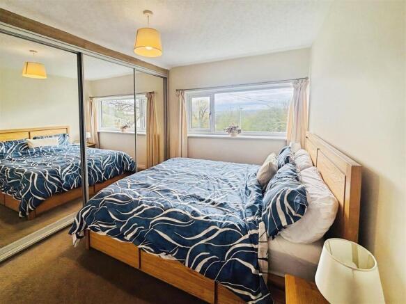 5 bed Detached for sale Image 11