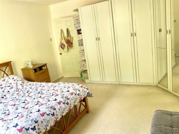 Bedroom 1 pic3.jpg