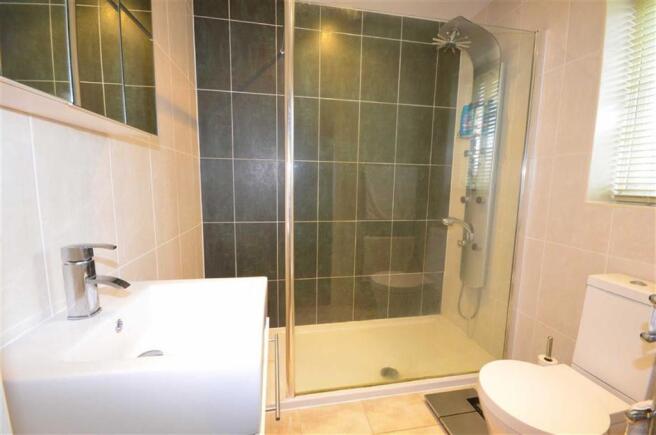 EN-SUITE SHOWER ROOM