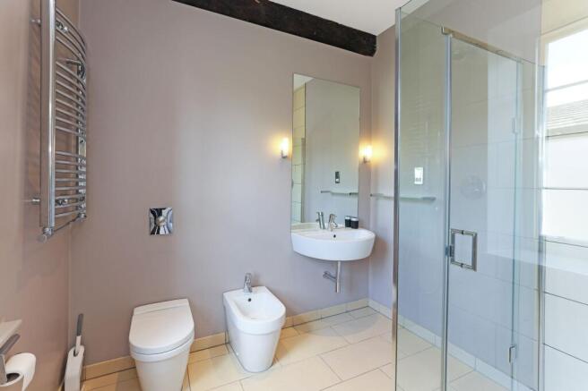 5 bed Semi-Detached for sale Image 9