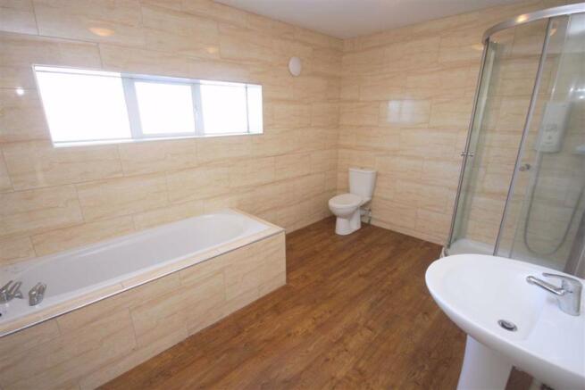 FAMILY BATHROOM / WC
