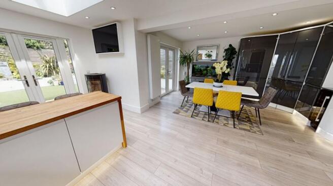 KITCHEN/LOUNGE/DINING ROOM